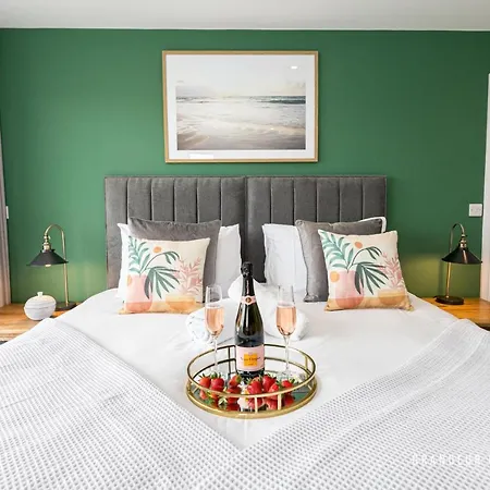Bournecoast - Stylish Flat With Balcony - Sea Glimpses - 10 Min Walk To Beach - Parking - Wifi - Fm8406 Bournemouth Exterior photo
