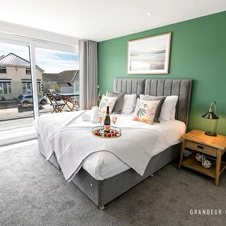 Bournecoast - Stylish Flat With Balcony - Sea Glimpses - 10 Min Walk To Beach - Parking - Wifi - Fm8406 Bournemouth Exterior photo