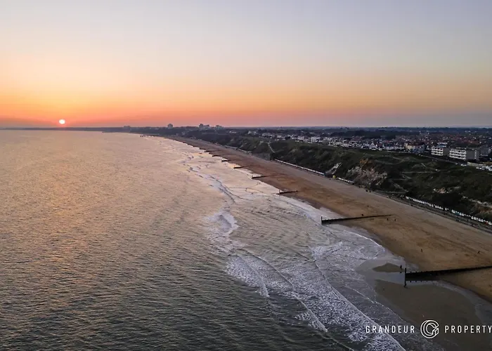 Bournecoast - Stylish Flat With Balcony - Sea Glimpses - 10 Min Walk To Beach - Parking - Wifi - Fm8406